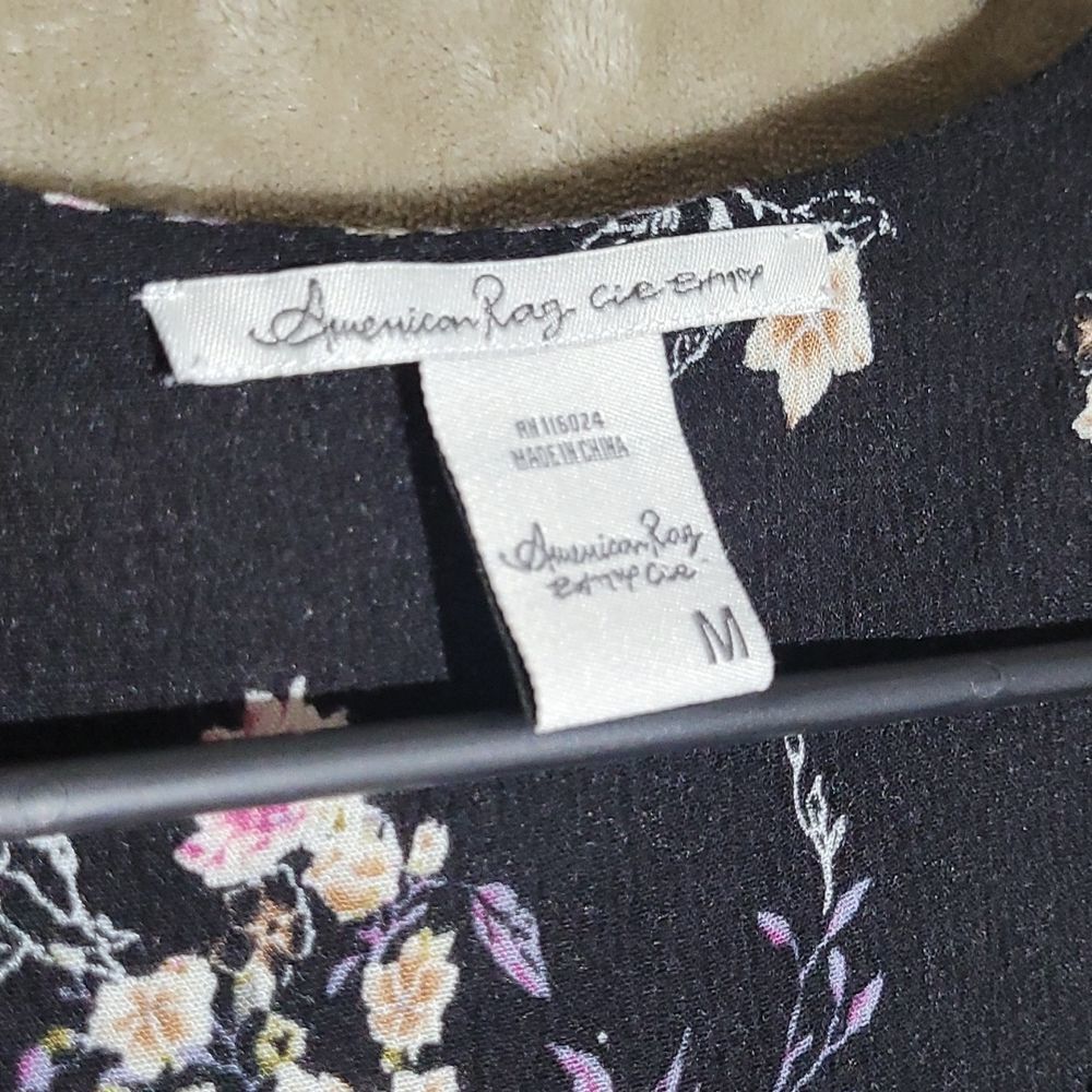 šCLEARANCEš American Rag Women'sĀ Long-sleeve CropāTop - SIZEāM - Picture 6 of 9